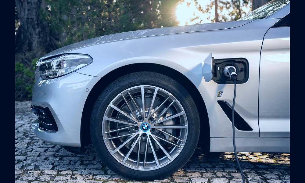 BMW electrifies new 5 Series with 2018 530e iPerformance plug-in hybrid -  CNET