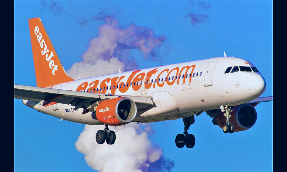 Screaming passenger attempts to hijack easyJet A320 plane mid-air - AeroTime