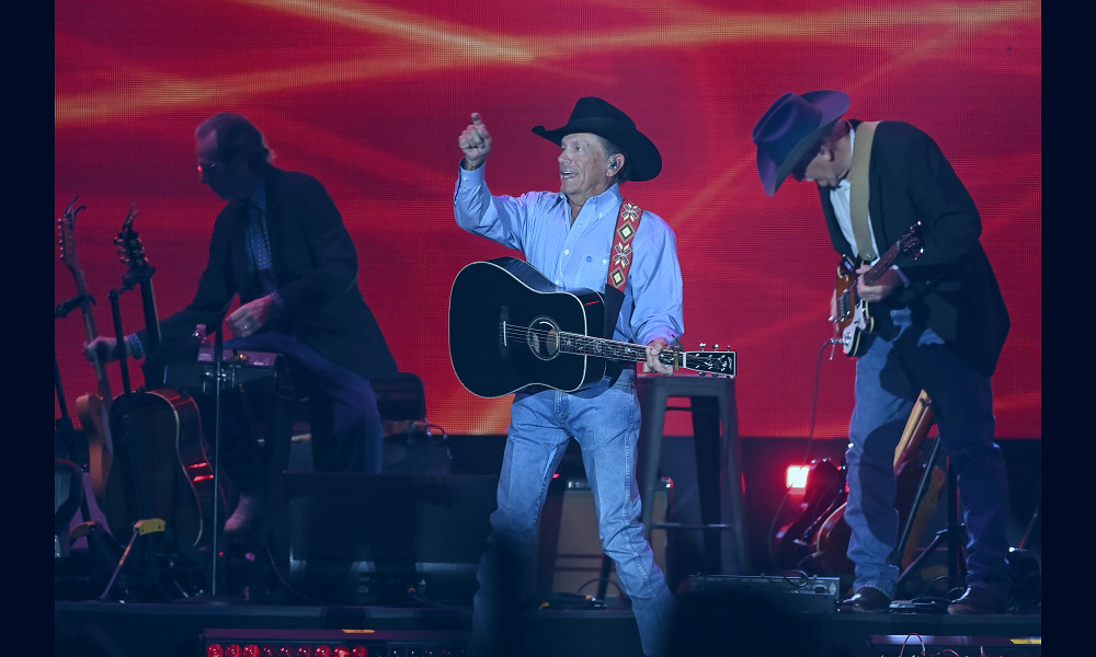 Texas giant George Strait heats up Minneapolis with help from  ace-in-the-hole Chris Stapleton