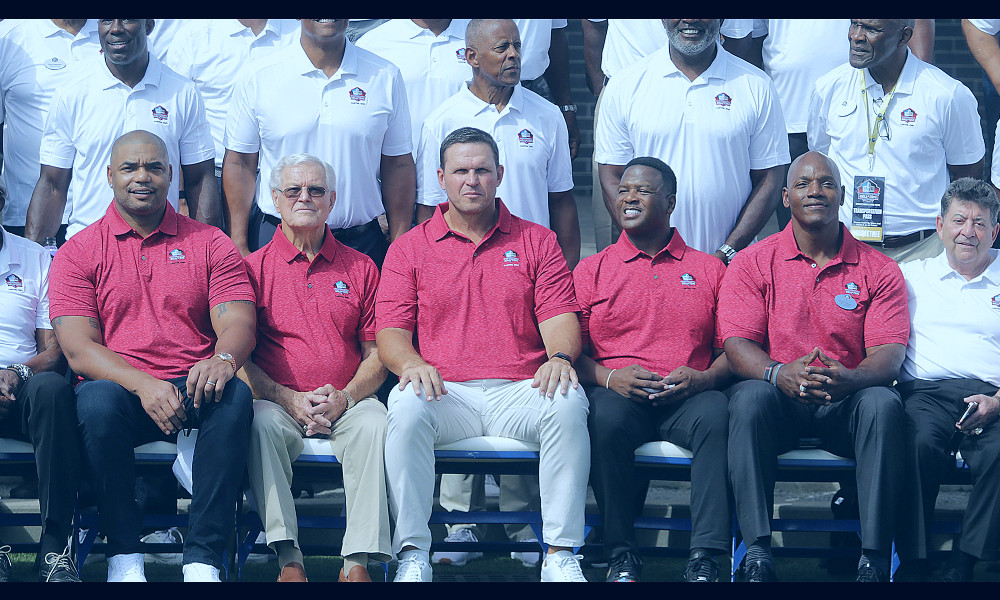 Class of 2022 enjoys photo with returning Pro Football Hall of Famers