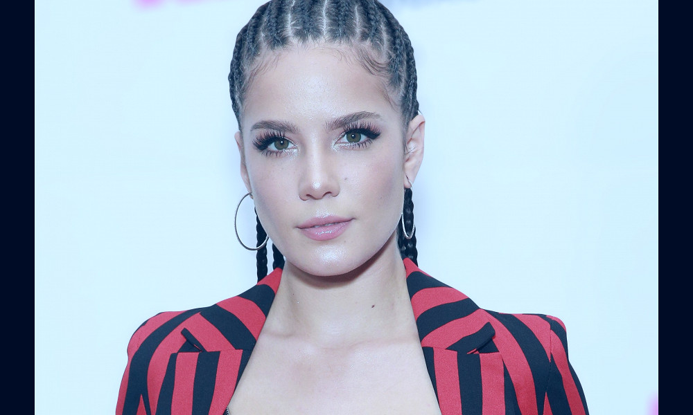 Halsey Calls Out Hotels for Not Having Shampoo That Caters to Women of  Color | Glamour
