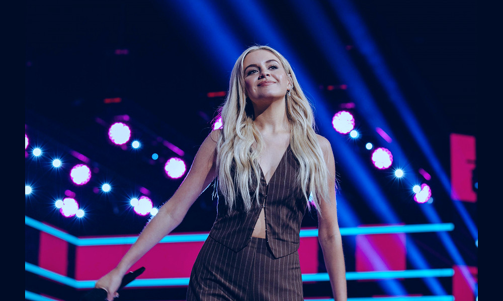 Kelsea Ballerini hit in the face during concert