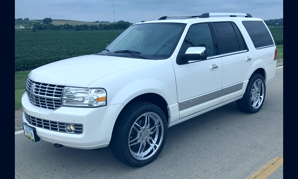 2011 Lincoln Navigator With Just Over 6,000 Miles Up For Auction