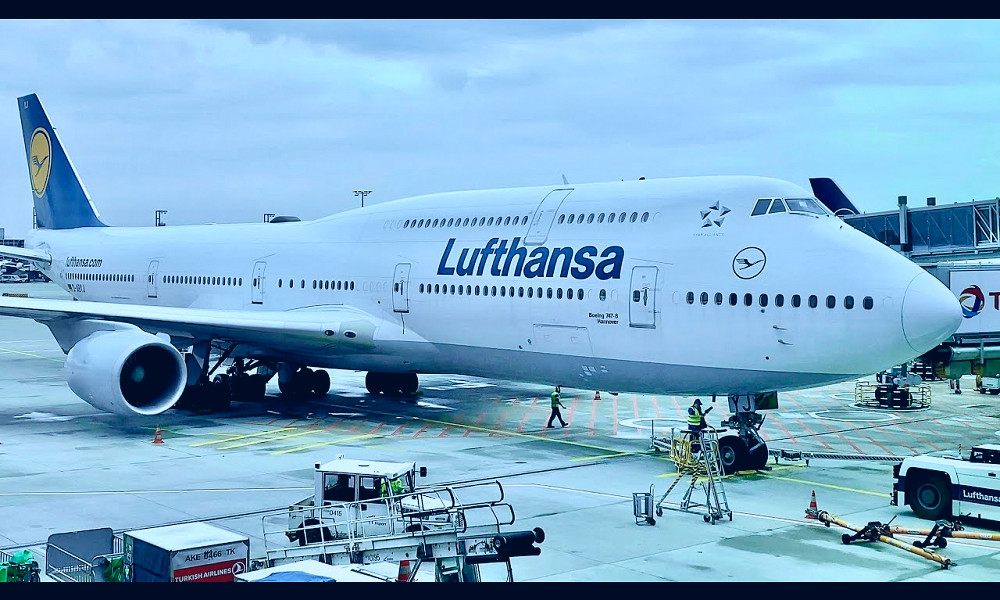 LUFTHANSA Boeing 747 Business Class | Frankfurt to Miami trip report in 4K  - YouTube