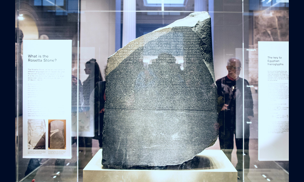 Return Rosetta Stone to Egypt, thousands demand