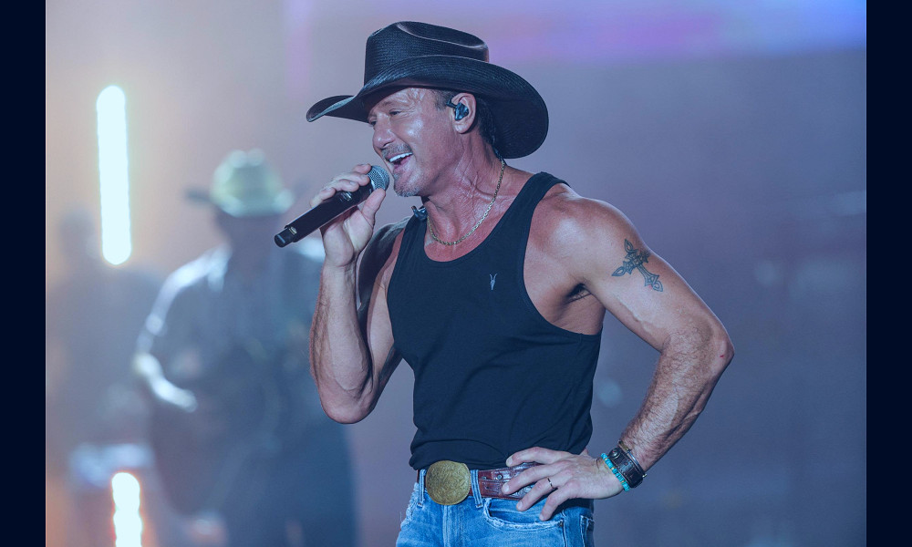 Tim McGraw falls off stage during concert, uses moment to bond with fans |  CNN