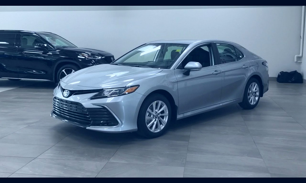 2021 Toyota Camry Hybrid LE Review - YouTube