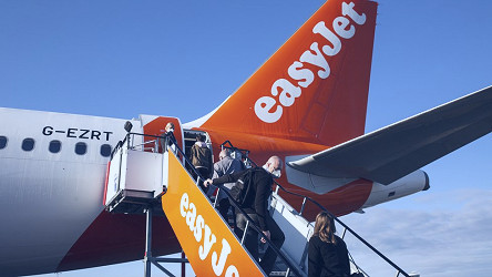 EasyJet offers £1,000 bonus as airlines battle to recruit staff - BBC News
