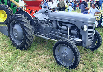 File:Ferguson Tractor on an exhibition.jpg - Wikimedia Commons