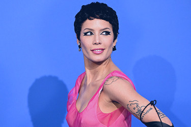 Halsey Signs With Columbia Records Following Capitol Records Split –  Rolling Stone