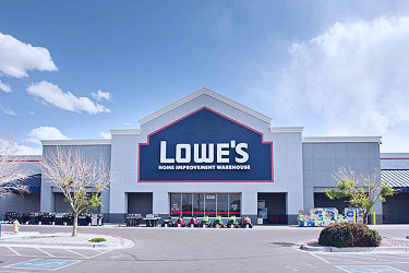 Lowes Home Improvement Store Stock Photo - Download Image Now - Lowe's,  Store, DIY - iStock