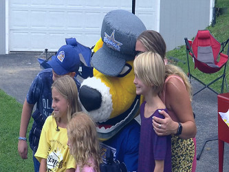 Rail Yard Dawgs mascot surprises fans at local lemonade stand