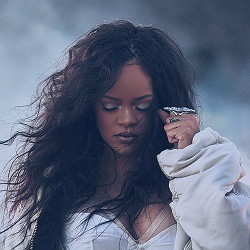 ♫ Rihanna | iHeart