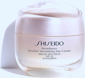 Amazon.com: Shiseido Benefiance Wrinkle Smoothing Day Cream - 50 mL -  Broad-Spectrum SPF 23 Anti-Aging Moisturizer - Visibly Corrects Wrinkles &  Intensely Hydrates - Non-Comedogenic : Beauty & Personal Care