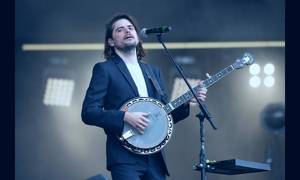 Mumford & Sons guitarist Winston Marshall leaves band amid controversy |  EW.com