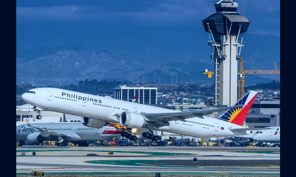 Philippine Airlines Boeing 777 Engine Emits Flames - SamChui.com