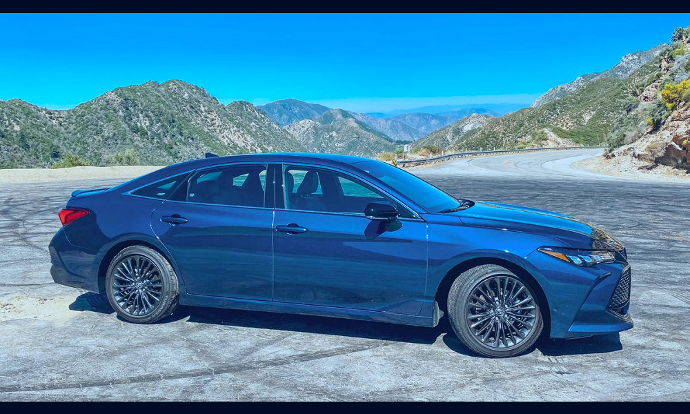 2020 Toyota Avalon Hybrid review: Big fish in an ever-shrinking pond - CNET