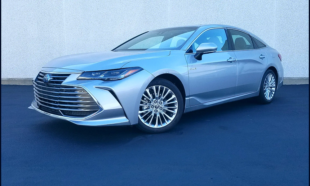 Test Drive Gallery: 2022 Toyota Avalon Hybrid Limited | The Daily Drive |  Consumer Guide®