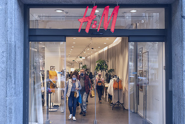 Swedish fashion giant H&M to cut 1,500 jobs in cost-saving drive | Daily  Sabah