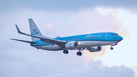 Climate: Airline giant KLM to face legal action over greenwashing